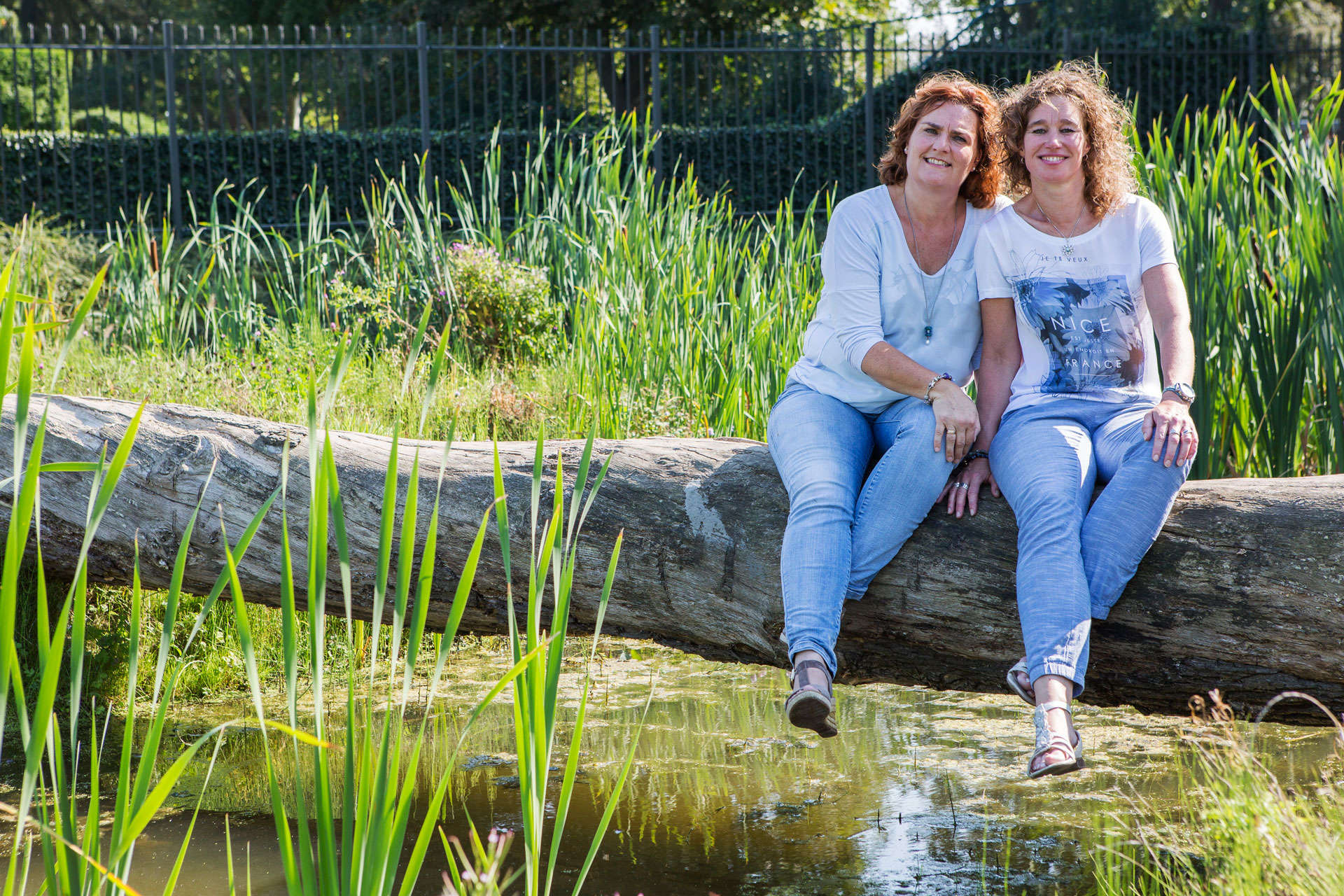 Astrid en Margriet van Snap je bij het water.