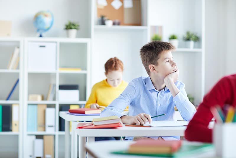 Leerling in een rustige schoolsituatie tijdens begeleiding.